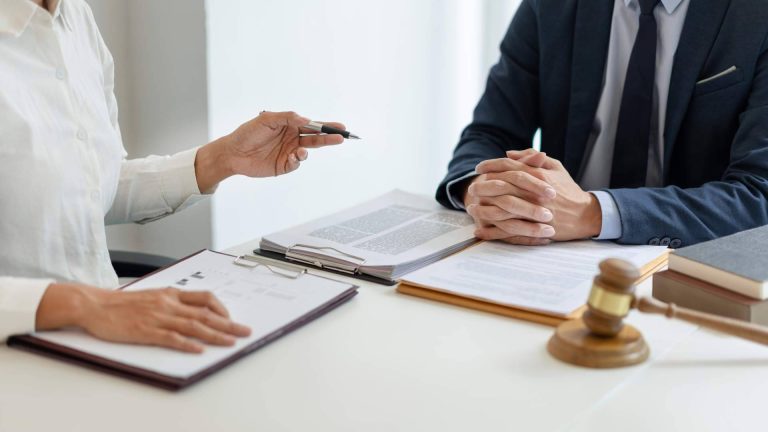 ¿Cuál es el rol del abogado corporativo en la protección de activos financieros?