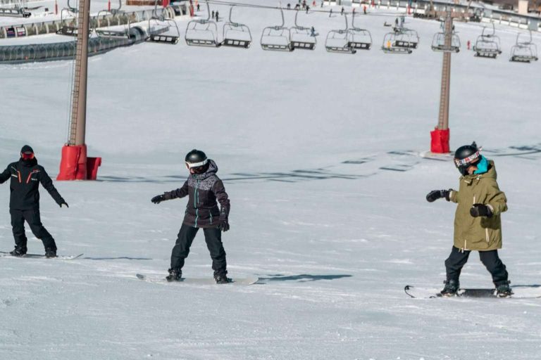Aprender snowboard con las clases para todas las edades de Sierra Nevada Adventure & Ski