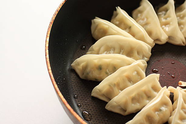 En la sartén y con agua: gyozas doradas y tiernas