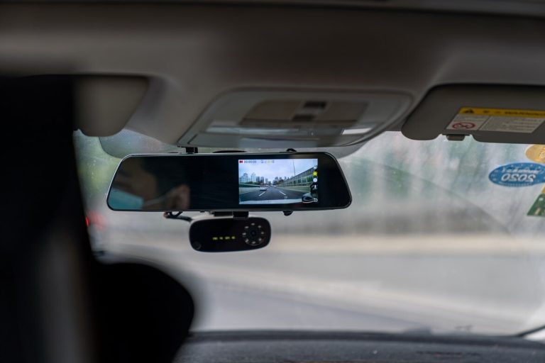 La DGT responde a la mayor duda de los conductores: ¿puedes llevar en tu coche una cámara?