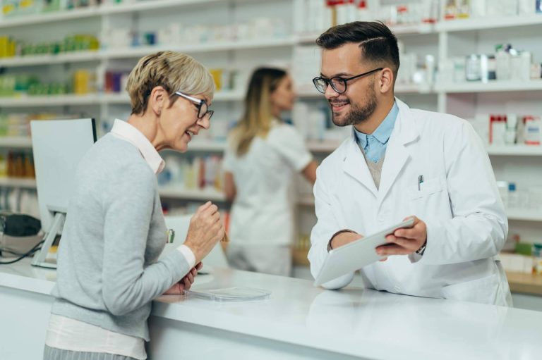¿Qué propuestas educativas existen para facilitar la transición al mercado laboral en farmacia y parafarmacia?