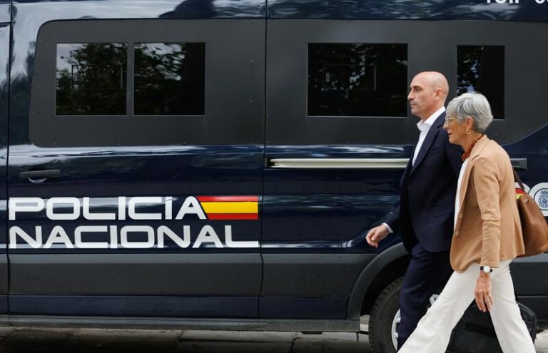 El juez ratifica su decisión de proponer juzgar a Rubiales por el beso a Jennifer Hermoso tras escuchar a Montse Tomé