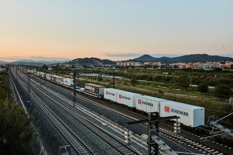 Transportes licita dos contratos de 110 millones para la autopista ferroviaria entre Algeciras y Zaragoza