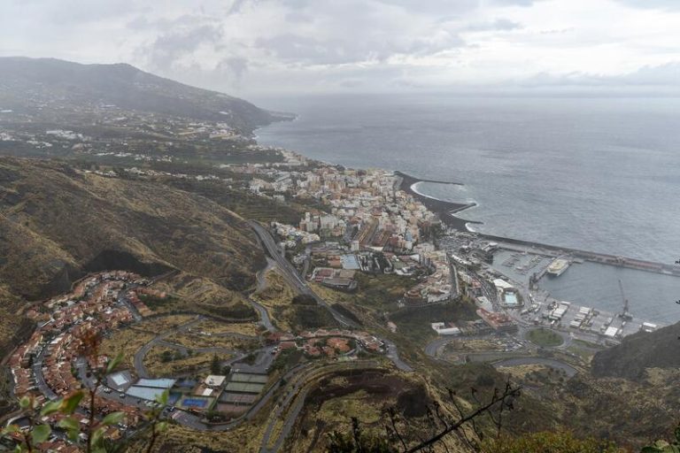 Previsión del tiempo: avisos en media docena de provincias y llegada de DANA a Canarias antes de Semana Santa
