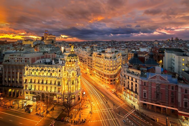 La Gran Vía de Madrid celebra sus 104 años persiguiendo la sombra de Broadway