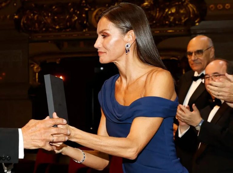 «Arrasa con todo»: Pilar Eyre desvela lo que hace Letizia sin Felipe VI en secreto mes tras mes