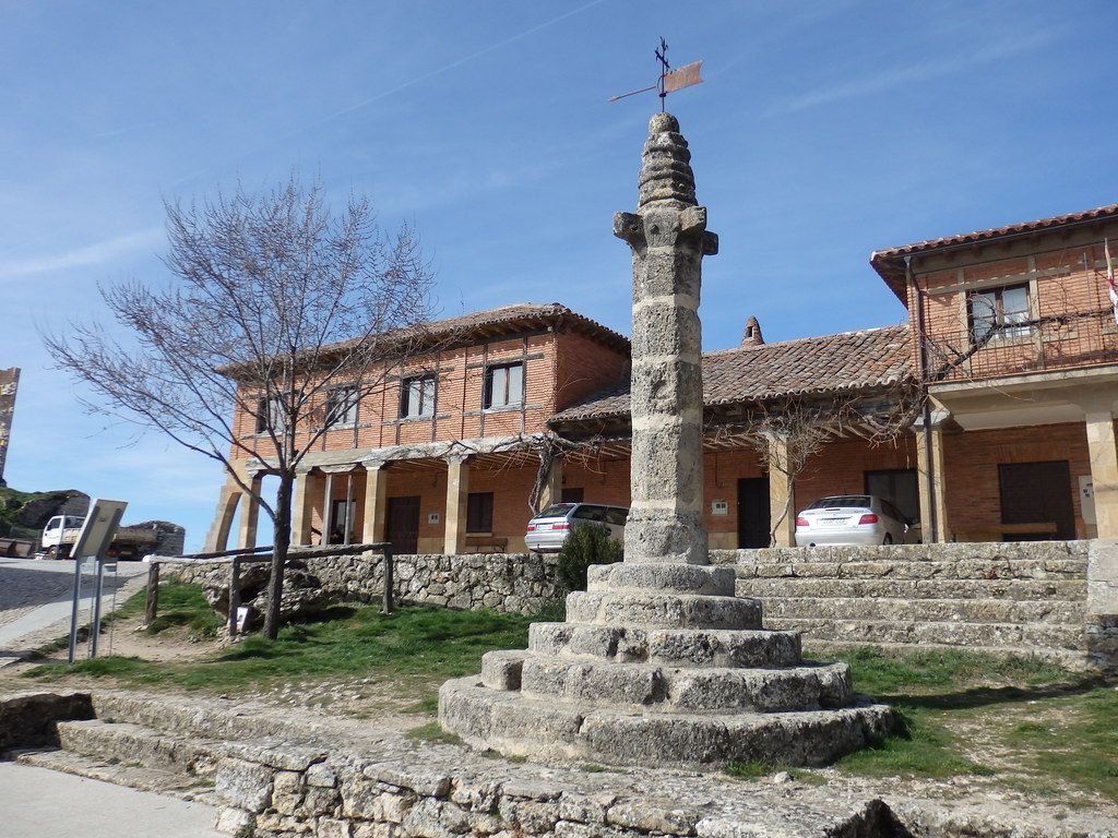Chimeneas pinariegas y otros detalles arquitectónicos