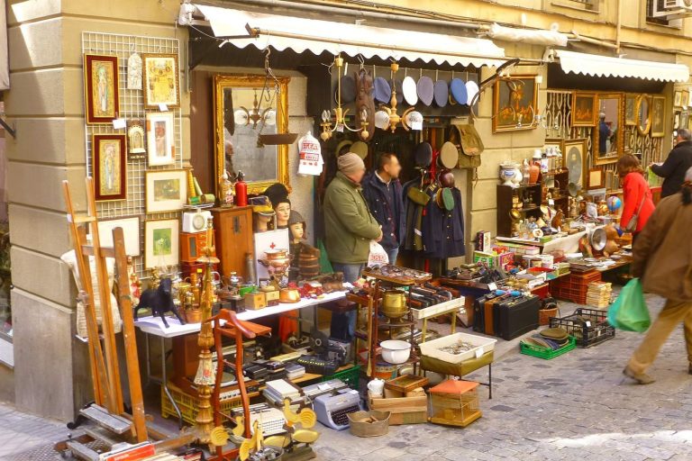 El Rastro: Descubre los tesoros ocultos en el mercado al aire libre Más grande de Madrid