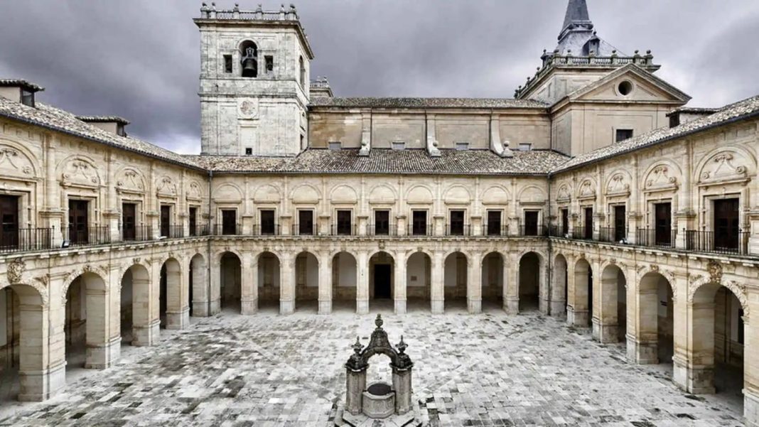 El monasterio y el castillo: testigos del pasado glorioso