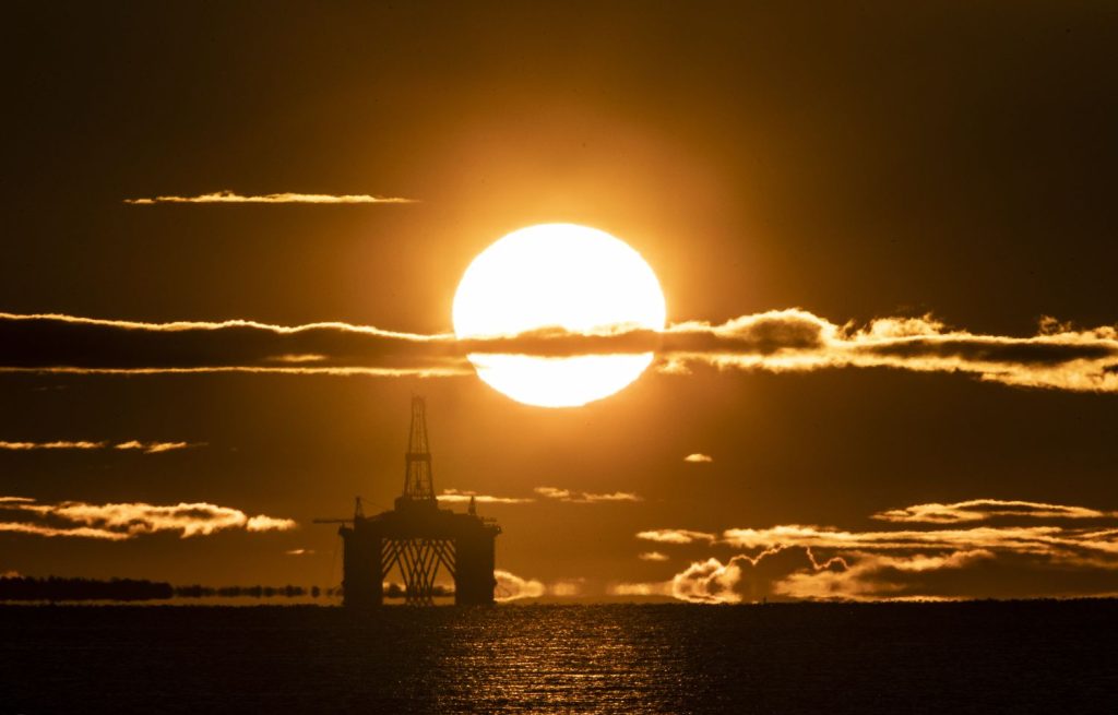 Europapress 2924522 27 April 2020 Scotland Kirkcaldy The Sun Rises Behind Redundant Oil