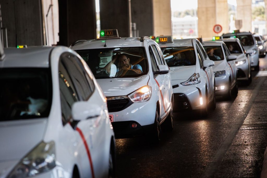 Europapress 5303555 Cola Taxis Inmediaciones Terminal T4 Aeropuerto Adolfo Suarez Madrid 1