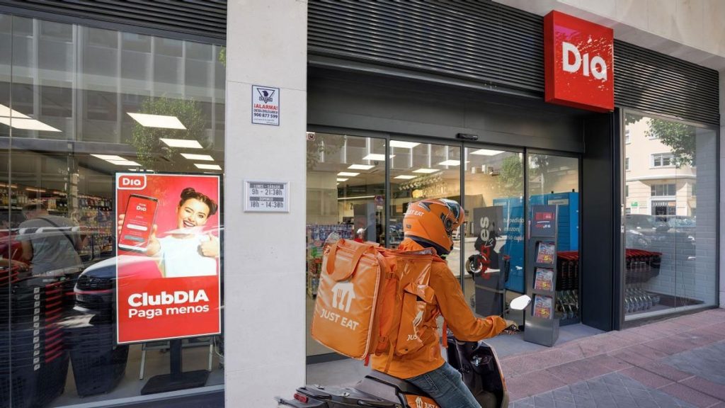 Glovo Preparó Una Inyección De 400 Millones Antes De La «Ley Rider» Europea 1 Europapress 5421491 Repartidor Comida Just Eat Tienda Dia