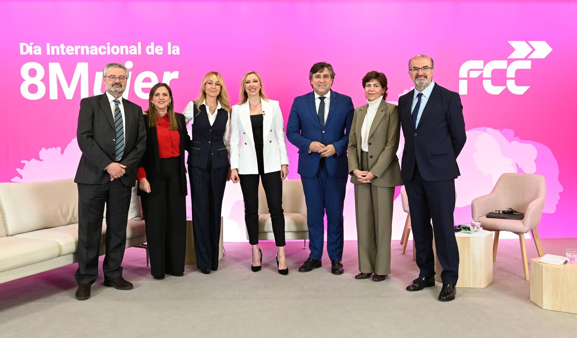Foto De Familia En El Acto Del Da Internacional De La Mujer