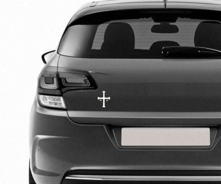 La cruz que llevan algunos coches en su parte trasera: ¿qué quiere decir?