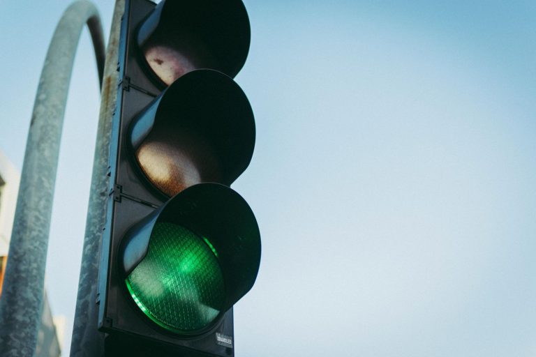 Los semáforos tendrán una cuarta luz en los próximos años: te contamos para qué serviría si se acaba dando luz verde a la idea