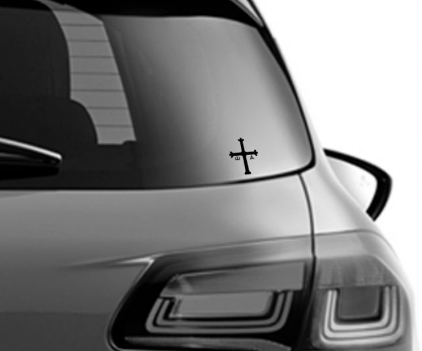 La cruz que llevan algunos coches en su parte trasera: ¿qué quiere decir?