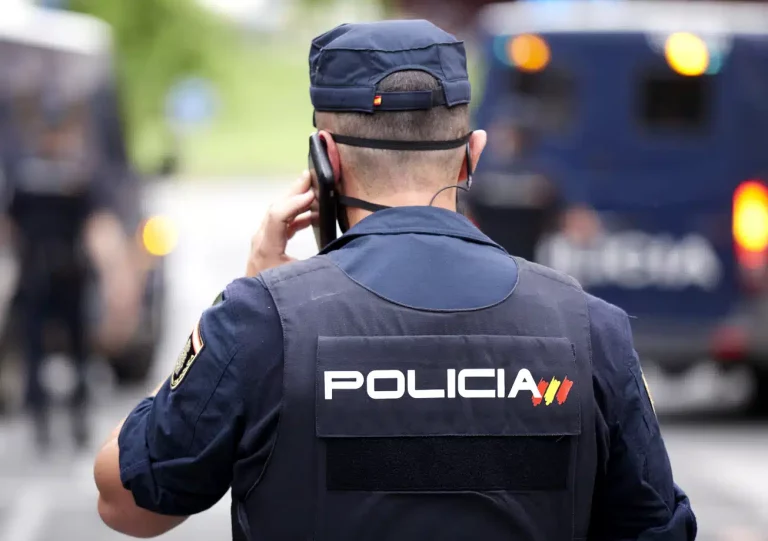 La ira le cegó: Hombre de Vitoria golpea a su mujer por no aprobar su atuendo para entrevista laboral