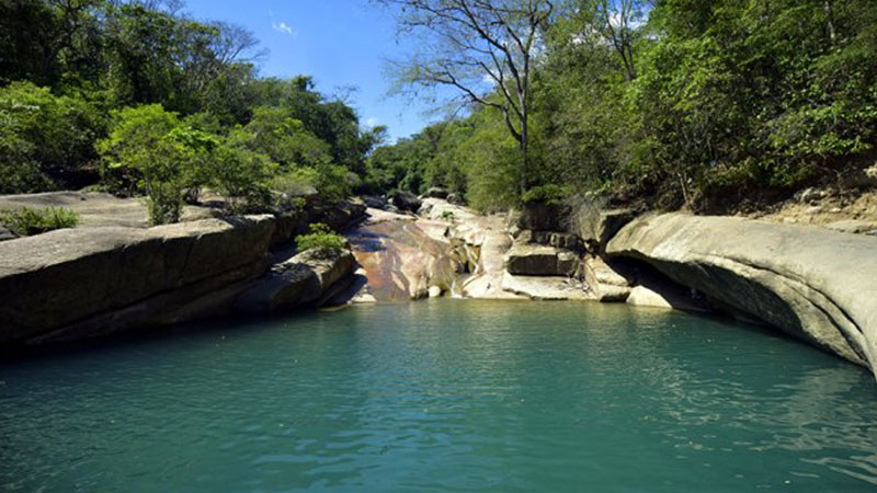 AGUA TURQUEZA: UBICACIÓN Y ACCESO