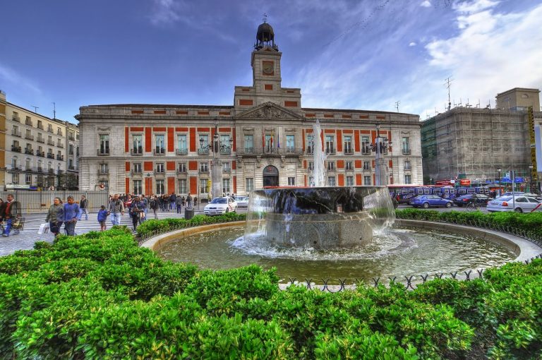 Puerta del Sol: Conoce el vibrante kilómetro cero de España