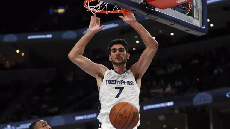 Santi Aldama se atreve con el mismísimo Draymond Green
