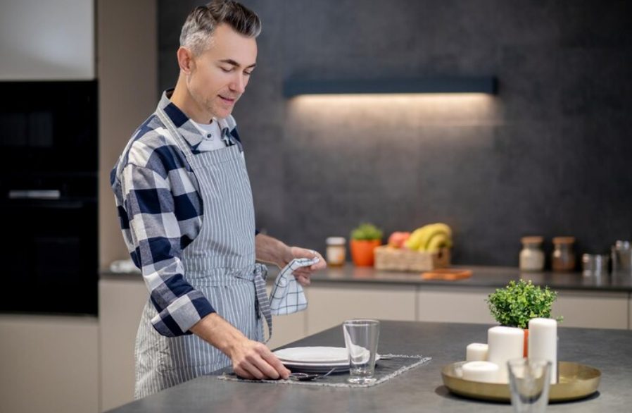 Te contamos por qué no debes secar los platos con un paño de cocina