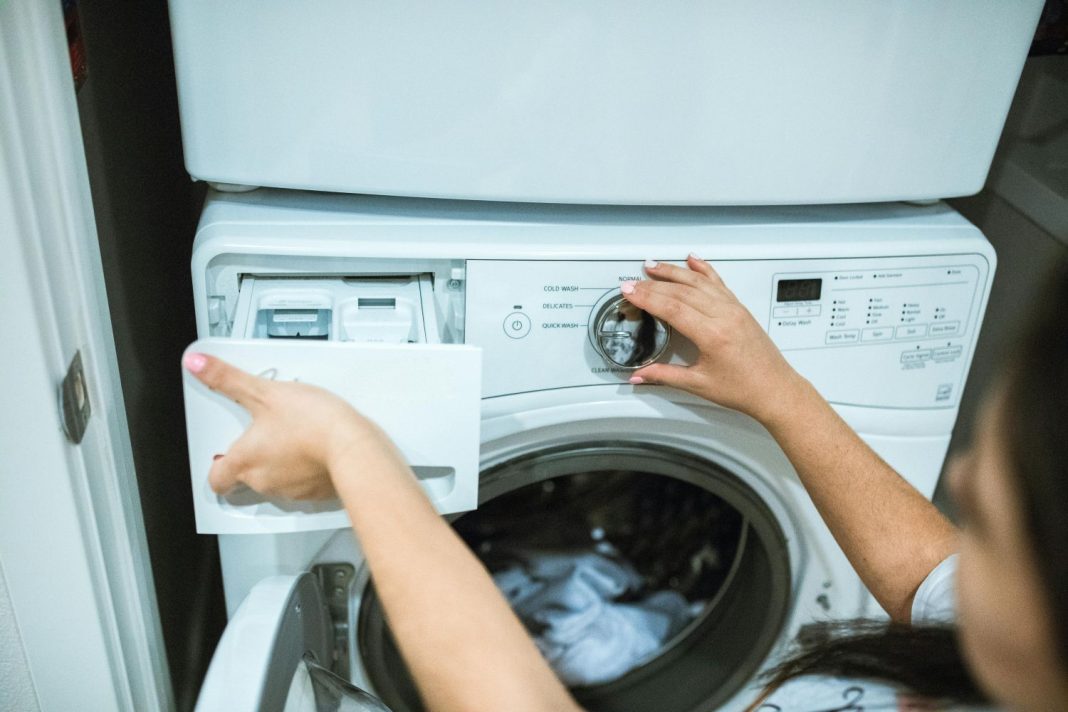 La función secreta de la lavadora que no usas al poner la colada