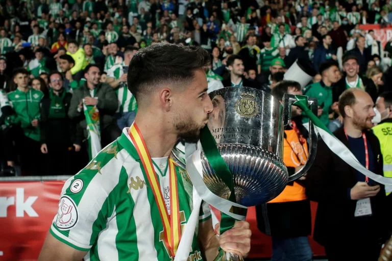 Álex Moreno loco por volver al Betis