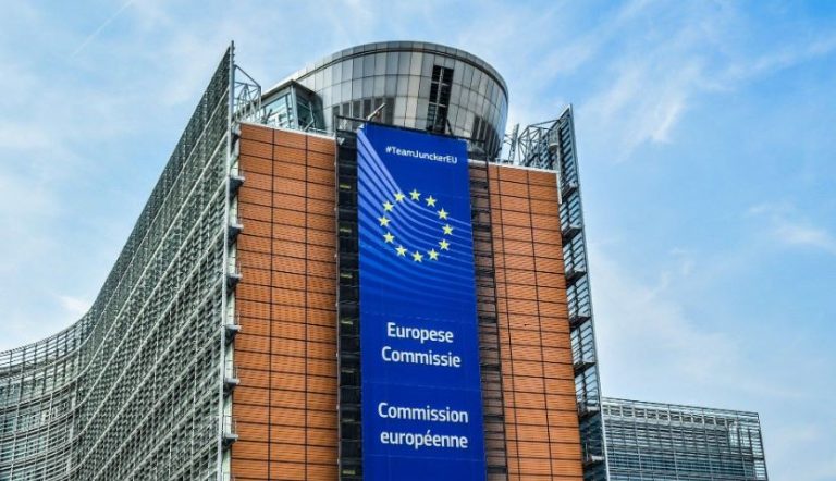 Bruselas exige a China que subsane los perjuicios de ayudas fraudulentas al coche eléctrico