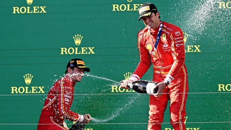 Carlos Sainz saca los colores a Ferrari y a su compañero Leclerc