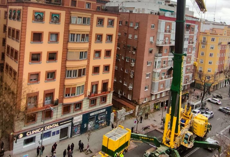 Una enorme grúa desata la polémica en Retiro