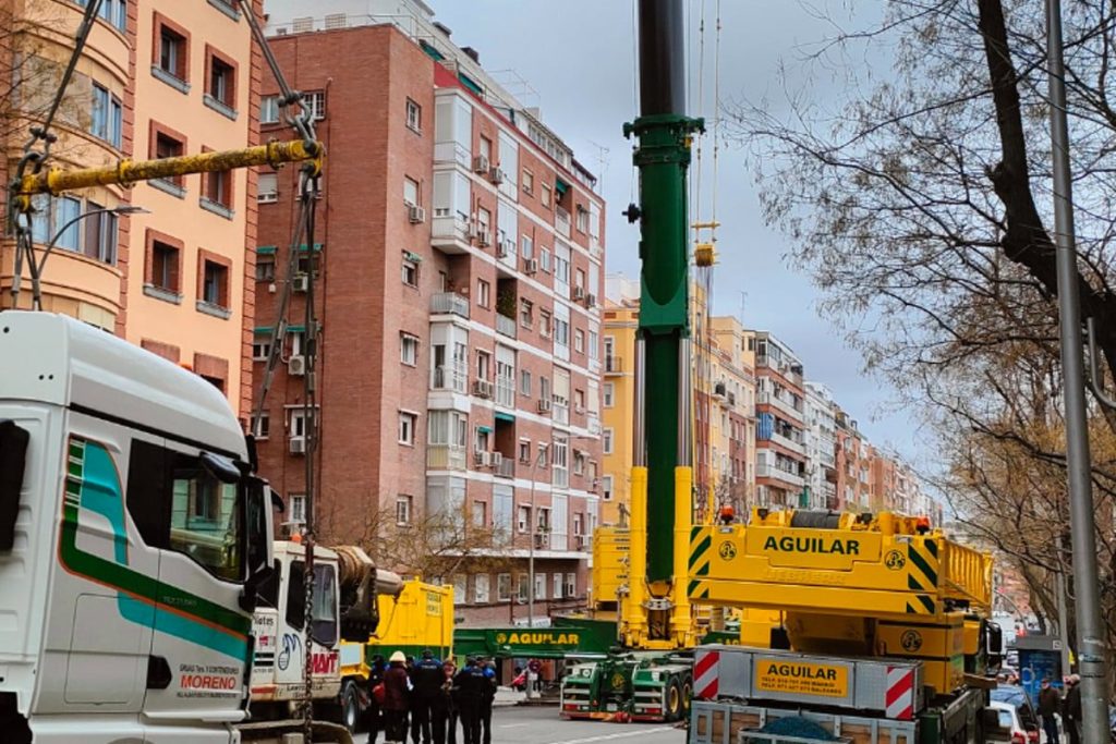 La Enorme Grúa En La Calle Cavanilles