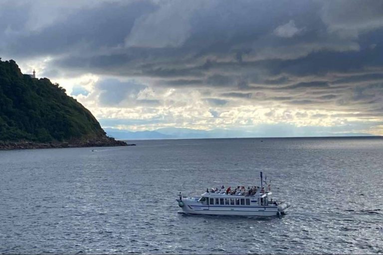 ¿Cómo contribuye el catamarán Ciudad San Sebastián a la reducción de la huella de carbono?