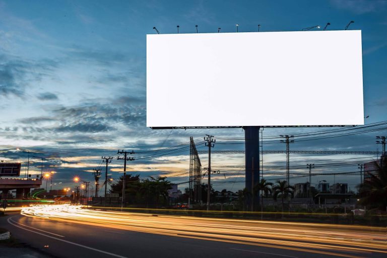 Fabricación e instalación de soportes de publicidad exterior, con la firma Publipostes