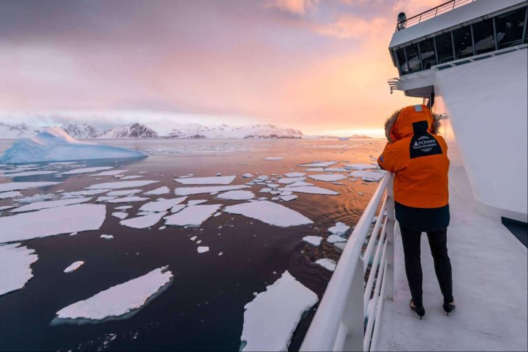Explorando la Antártida con PONANT, una aventura única y sostenible