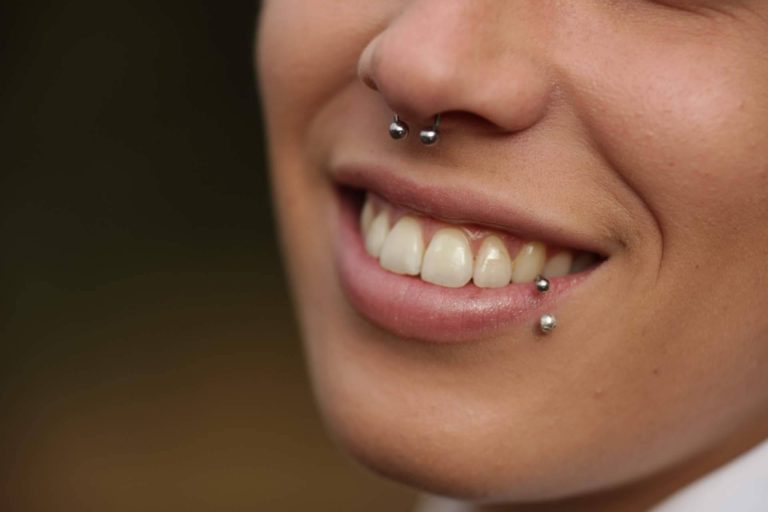 Cierre de agujeros piercing con Elegansse