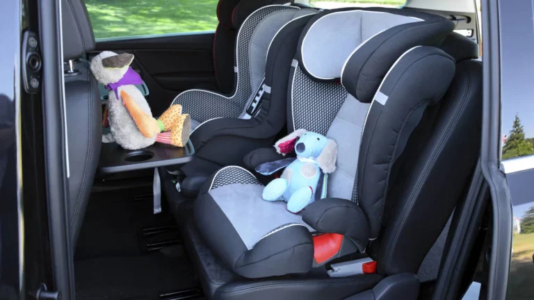 La OCU cruza la línea y te dice cómo tienes que llevar a tu hijo en el coche