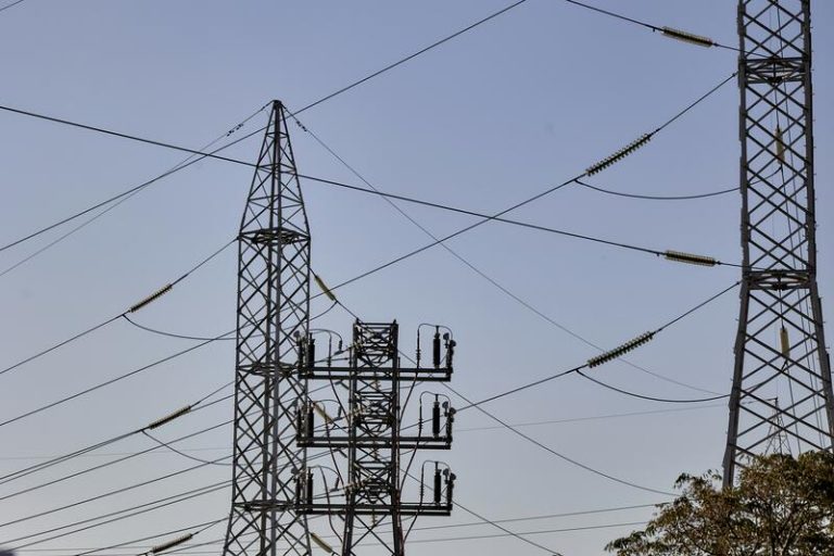 El precio de la luz vuelve a sumar siete horas negativas este jueves 11 de abril
