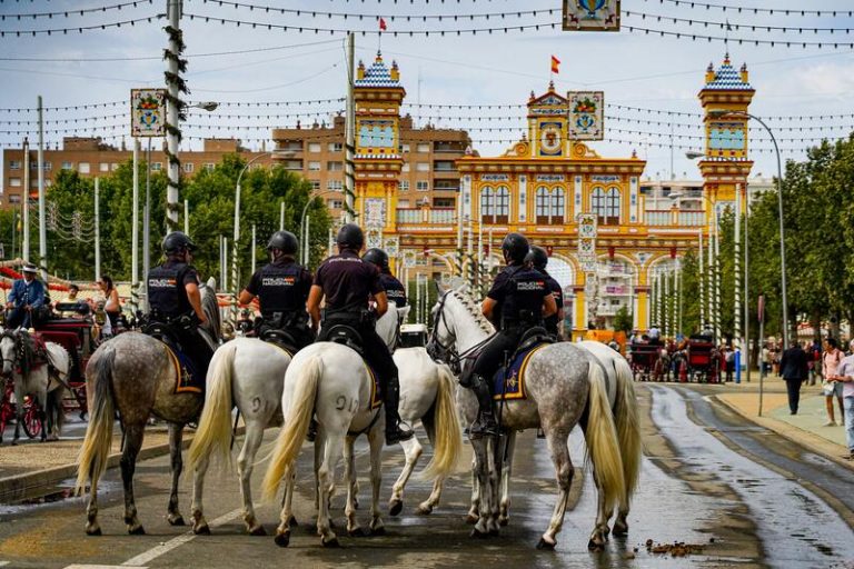 Jupol ve precarias las condiciones de los agentes en la Feria de Abril y pide asignarles un módulo de la caseta del PSOE
