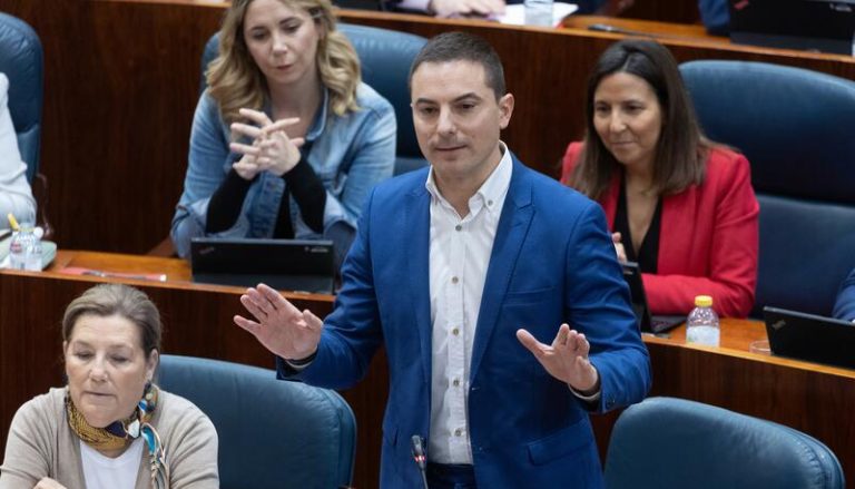 Lobato acusa a Ayuso «manipular» con la devolución de la AEAT a su novio y ella de «vivir chapoteando» y «embarrando»