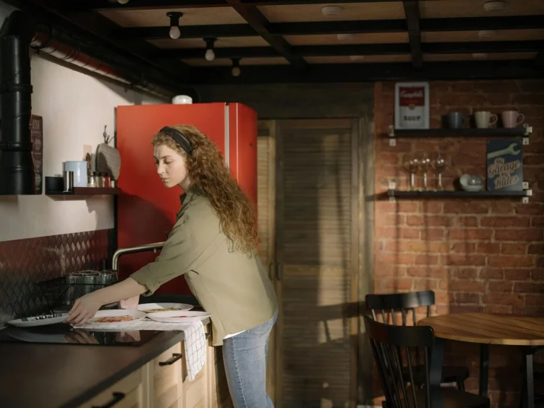 5 trucos para limpiar el horno, la campana y los muebles de cocina de una influencer de TikTok