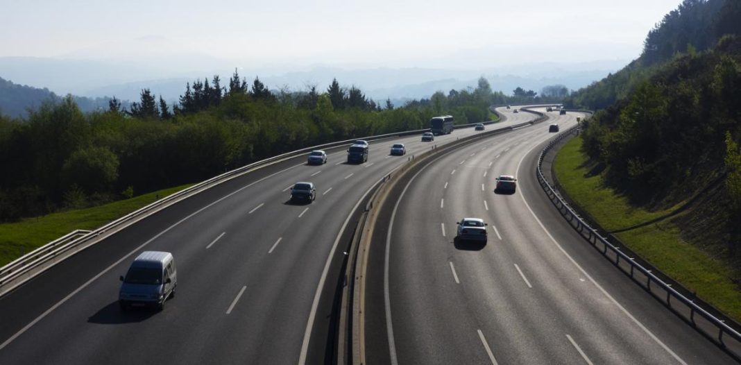 DGT: prohibición del adelantamiento por el carril izquierdo con nieve