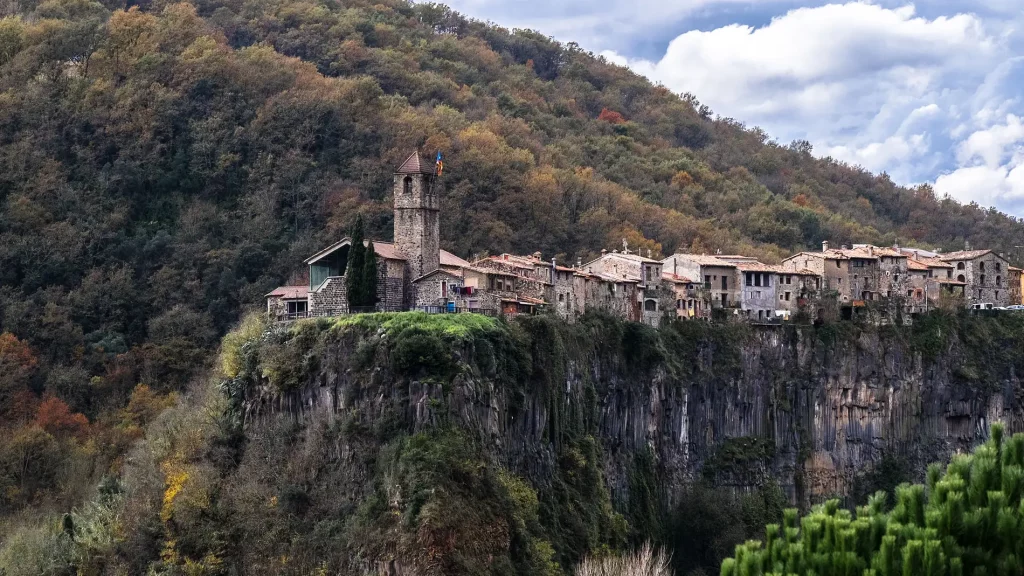 Detalles De Castellfollit, Una De Las Grandes Atracciones De España 