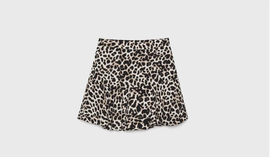 Baratísima la falda pantalón animal print de Stradivarius rompe el mercado