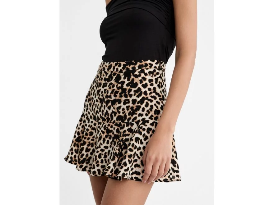 Baratísima la falda pantalón animal print de Stradivarius rompe el mercado