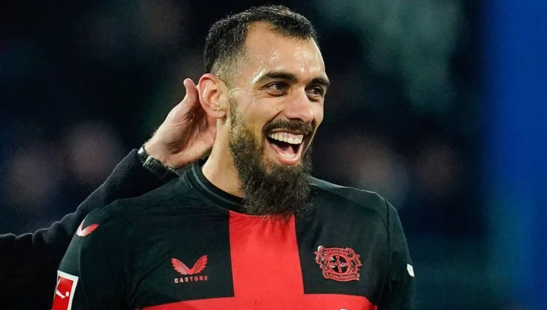 Borja Iglesias lleva una oferta a los despachos del Betis