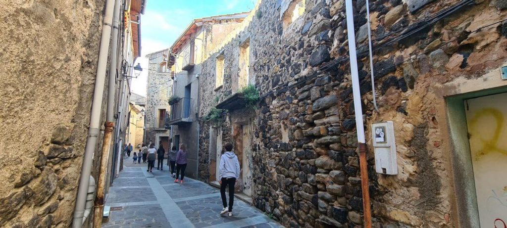 Conoce Castellfollit, El Pequeño Pueblo De España Que Desafía Al Vértigo Por Su Altura 2 Dos Paradas Obligatorias En Castellfollit: Tranquilidad En Un Pequeño Rincón De España