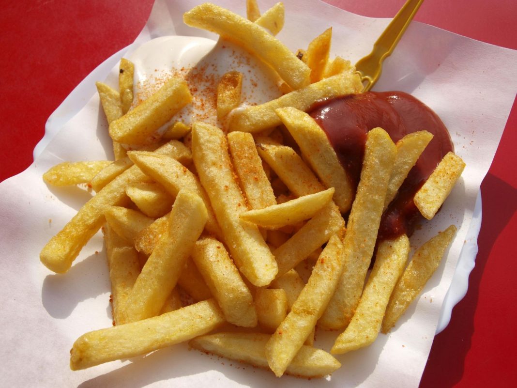 Haz este truco con vinagre para que las patatas fritas queden más crujientes
