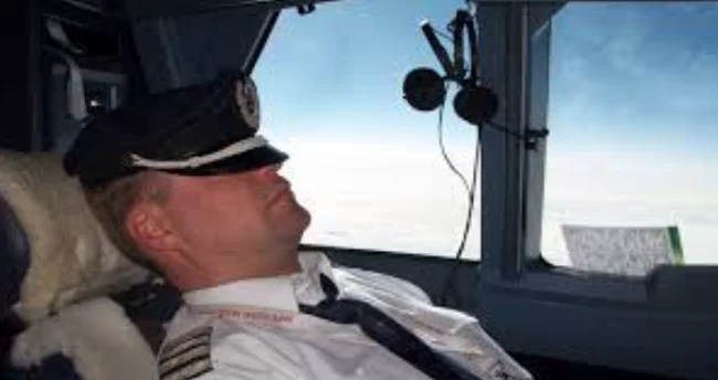 ¿Sabías que los pilotos de avión duermen durante los vuelos? Mira dónde