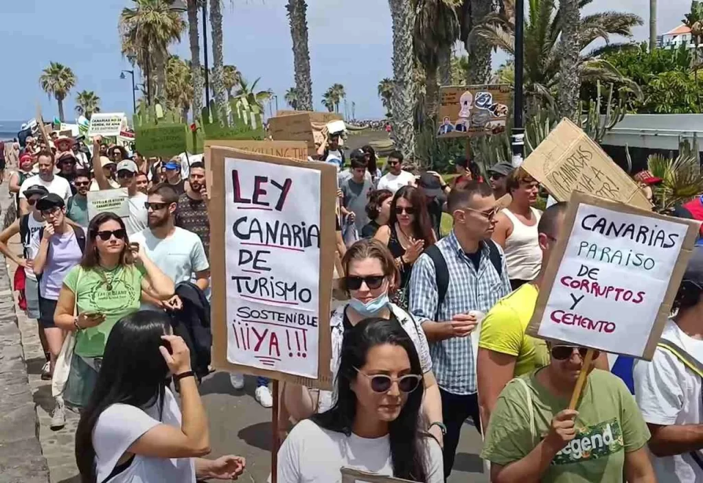 Contracargos De Los Turistas: ¿Cómo Responden Los Británicos A La &Quot;Turismofobia&Quot; En Canarias?
