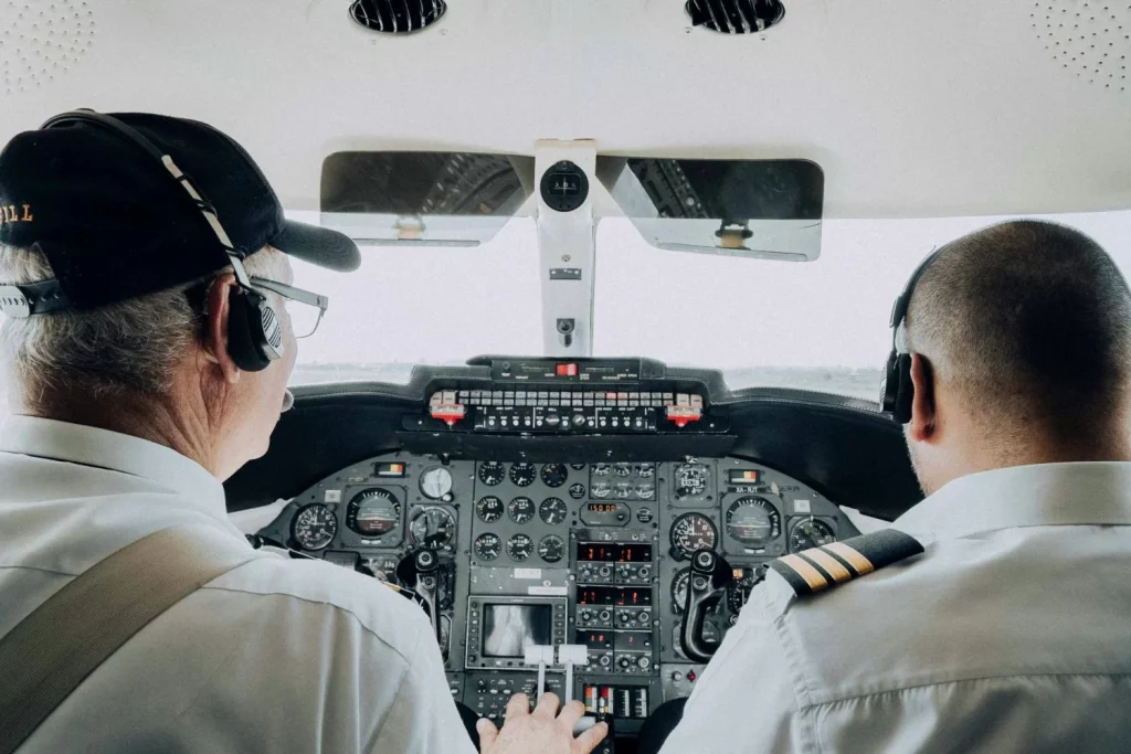 ¿Sabías que los pilotos de avión duermen durante los vuelos? Mira dónde